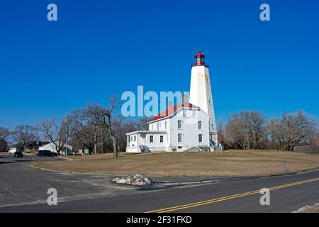 Leuchtturm in Sandy Hook, New Jersey, in einem späten Winternachmittag, mit Schnee noch auf dem Boden und das Licht ausgeschaltet -41 Stockfoto