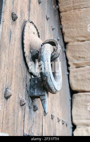 Alte Türknauf an einer Holztür, Talamanca, Katalonien, Spanien Stockfoto