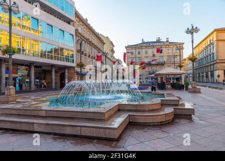 Rijeka, Kroatien, 30. Juli 2020: Auf dem Platz Jadranski trg in Rijeka, Kroatien, schlendern die Menschen Stockfoto