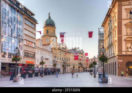 Rijeka, Kroatien, 30. Juli 2020: Die Leute schlendern durch die Korso-Straße in Rijeka, Kroatien Stockfoto