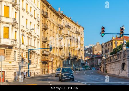 Rijeka, Kroatien, 30. Juli 2020: Verkehr im Zentrum von Rijeka, Kroatien Stockfoto