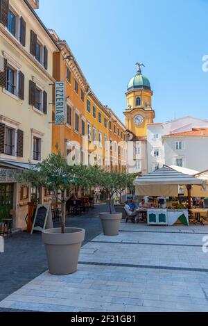 Rijeka, Kroatien, 30. Juli 2020: Gelber Uhrenturm an der Korso-Straße in Rijeka, Kroatien Stockfoto