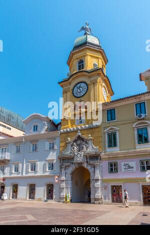 Rijeka, Kroatien, 30. Juli 2020: Gelber Uhrenturm an der Korso-Straße in Rijeka, Kroatien Stockfoto