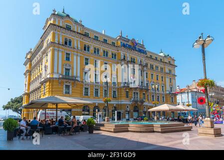 Rijeka, Kroatien, 30. Juli 2020: Gelbes Gebäude der Fährgesellschaft Jadrolinija in Rijeka, Kroatien Stockfoto