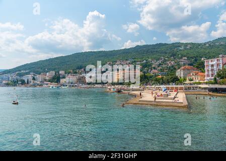 Opatija, Kroatien, 30. Juli 2020: Die Menschen genießen einen sonnigen Tag an einem Strand in der kroatischen Stadt Opatija Stockfoto