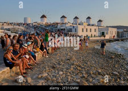 Geographie / Reisen, Griechenland, Touristen beobachten den Sonnenuntergang in Little-Venice, Chora oder Mykonos-Stadt, Myko, Additional-Rights-Clearance-Info-not-available Stockfoto