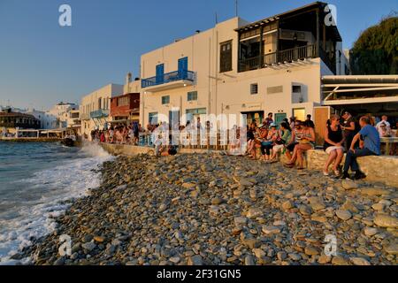 Geographie / Reisen, Griechenland, Touristen beobachten den Sonnenuntergang in Little-Venice, Chora oder Mykonos-Stadt, Myko, Additional-Rights-Clearance-Info-not-available Stockfoto