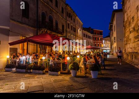 Pula, Kroatien, 30. Juli 2020: Nachtleben auf einer Straße in Pula, Kroatien Stockfoto
