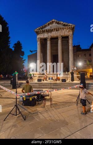 Pula, Kroatien, 30. Juli 2020: Kulturaufführung vor dem Augustus-Tempel in der kroatischen Stadt Pula Stockfoto