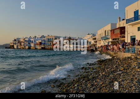 Geographie / Reisen, Griechenland, Touristen beobachten den Sonnenuntergang in Little-Venice, Chora oder Mykonos-Stadt, Myko, Additional-Rights-Clearance-Info-not-available Stockfoto