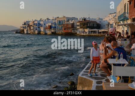 Geographie / Reisen, Griechenland, Touristen beobachten den Sonnenuntergang in Little-Venice, Chora oder Mykonos-Stadt, Myko, Additional-Rights-Clearance-Info-not-available Stockfoto