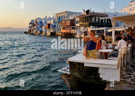 Geographie / Reisen, Griechenland, Touristen beobachten den Sonnenuntergang in Little-Venice, Chora oder Mykonos-Stadt, Myko, Additional-Rights-Clearance-Info-not-available Stockfoto