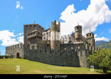 Schloss Fenis ist eine der schönsten mittelalterlichen Burgen Italiens. Es wurde um 1300 erbaut und hat eine doppelte Reihe von Verteidigungsmauern Stockfoto