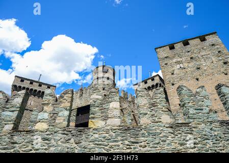 Verzierte Mauern im Schloss Fenis, Aostatal, Italien. Die Burg Fenis ist eine der schönsten mittelalterlichen Burgen Italiens Stockfoto