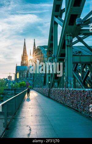 Blick von der Hohenzollernbrücke auf den Kölner Dom bei Sonnenuntergang, Deutschland. Stockfoto