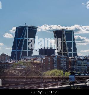 Madrid, Spanien - 14. März 2021: Zwei moderne Bürogebäude, Puerta de Europa, an der Plaza de Castilla in Madrid, Spanien Stockfoto