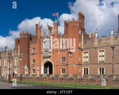 Hampton Court Palace Westeingang mit Union Jack Flagge. Ein königlicher Palast im Londoner Stadtteil Richmond an der Themse Großraum London Surrey UK Stockfoto