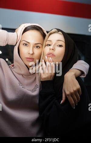 Zwei beste Freunde haben gute Zeit auf der Party Stockfoto