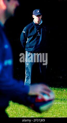 ENGLAND RUGBY TEAM TRAINING IM PENNYHILL PARK HOTEL 27/2/2002 CLIVE WOODWARD BILD DAVID ASHDOWN.RUGBY RUGBY Stockfoto