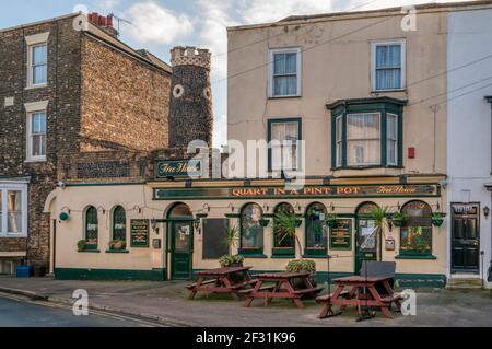 Eine Torheit auf dem Dach des Quart in einem öffentlichen Pint Pot Haus in Margate, Kent. Stockfoto
