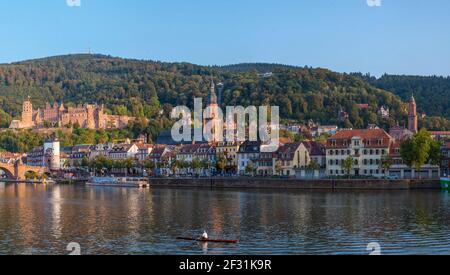 Heidelberg, 17. September 2020: Panorama von Heidelberg hinter dem Neckar Stockfoto