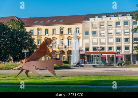 Karlsruhe, 15. September 2020: An einem Sommertag laufen die Menschen in Karlsruhe auf einer Straße Stockfoto