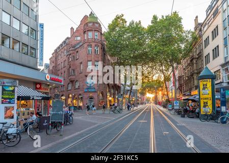 Karlsruhe, 15. September 2020: An einem Sommertag laufen die Menschen in Karlsruhe auf einer Straße Stockfoto