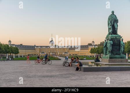 Karlsruhe, 15. September 2020: Blick auf das Karlsruher Schloss in Deutschland bei Sonnenuntergang Stockfoto