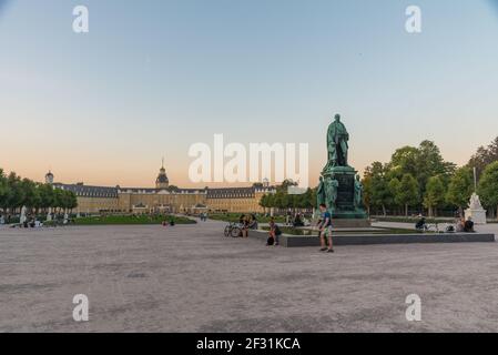 Karlsruhe, 15. September 2020: Blick auf das Karlsruher Schloss in Deutschland bei Sonnenuntergang Stockfoto