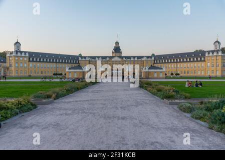 Karlsruhe, 15. September 2020: Blick auf das Karlsruher Schloss in Deutschland bei Sonnenuntergang Stockfoto