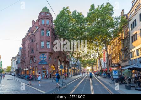 Karlsruhe, 15. September 2020: An einem Sommertag laufen die Menschen in Karlsruhe auf einer Straße Stockfoto