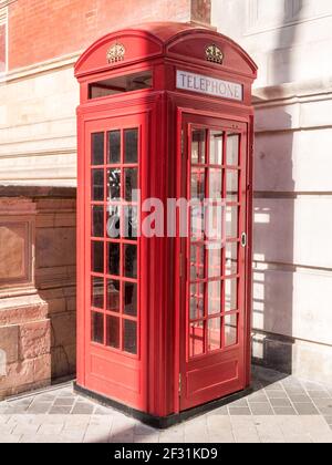 K2 Rote Telefondose in der Nähe des V&A Museums, London, Großbritannien Stockfoto