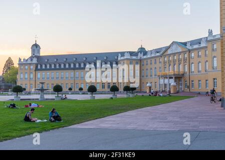 Karlsruhe, 15. September 2020: Blick auf das Karlsruher Schloss in Deutschland bei Sonnenuntergang Stockfoto