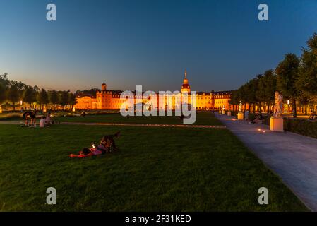 Karlsruhe, 15. September 2020: Blick auf das Karlsruher Schloss in Deutschland bei Sonnenuntergang Stockfoto