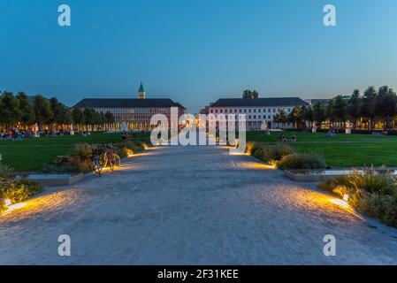 Karlsruhe, 15. September 2020: Blick auf den Garten vor dem Karlsruher Schloss in Deutschland bei Sonnenuntergang Stockfoto