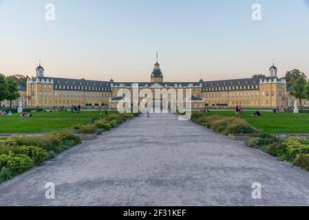 Karlsruhe, 15. September 2020: Blick auf das Karlsruher Schloss in Deutschland bei Sonnenuntergang Stockfoto