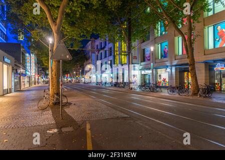 Karlsruhe, 15. September 2020: Nachtansicht einer Straße im Zentrum von Karlsruhe Stockfoto