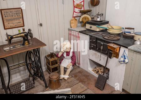 Nahaufnahme des Puppenzimmers, das traditionelle Innenräume der alten Küche im schwedischen Haus darstellt. Stockfoto