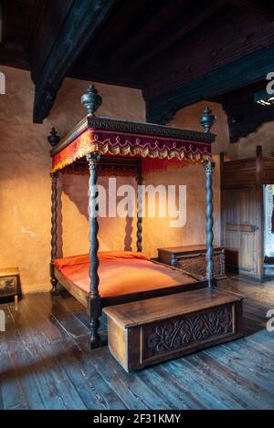 Altes Himmelbett aus Holz in einem der Schlafzimmer von Schloss Fenis, Aostatal, Italien Stockfoto