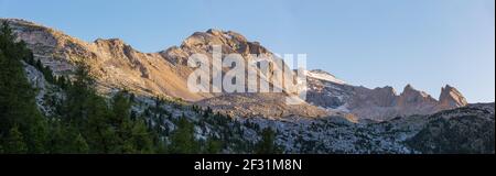 Sonnenlicht bei Sonnenuntergang, Panoramablick auf La Stiga, Piz de Lavarela Berge. Naturpark Fanes-Sennes-Prags. Italienische Alpen. Europa. Stockfoto