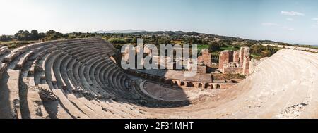 Römisches Odeum von Nikopolis altes kulturelles Wahrzeichen in Griechenland. Historischer Theaterbau aus Marmor, Panorama von der Treppe auf der Bühne im Zentrum. Reisen Stockfoto