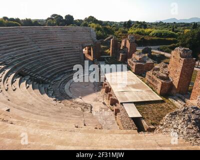 Römisches Odeum von Nikopolis altes kulturelles Wahrzeichen in Griechenland. Historische Theaterkonstruktion aus Marmor, Panoramablick auf die Bühne im Zentrum. Reisen Sie Nach Europa Stockfoto