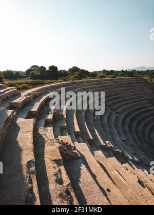 Römisches Odeum von Nikopolis altes kulturelles Wahrzeichen in Griechenland. Historische Theaterkonstruktion aus Marmor, Panoramablick über die Treppe. Reisen Sie Nach Europa Stockfoto