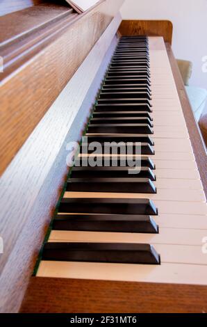 Keyboard eines Klaviers in einer interessanten Perspektive Stockfoto