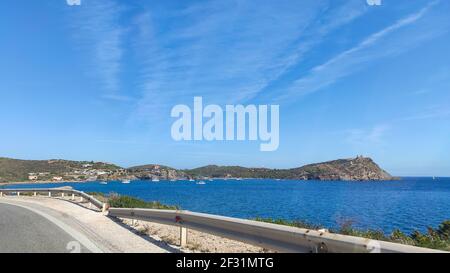 Sonnige Straße auf der Küste der Ägäis in der Nähe von Athen in Griechenland. Sommer Tourismus Reisen. Landschaftlich schöner Tag mit dem Auto Stockfoto