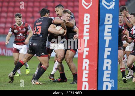 MANCHESTER, GROSSBRITANNIEN. MÄRZ 14. Wigan-Angriff während der Vorsaison Spiel zwischen Salford Red Devils und Wigan Warriors im AJ Bell Stadium, Eccles am Sonntag, 14th. März 2021. (Kredit: Pat Scaasi - MI Nachrichten) Kredit: MI Nachrichten & Sport /Alamy Live Nachrichten Stockfoto