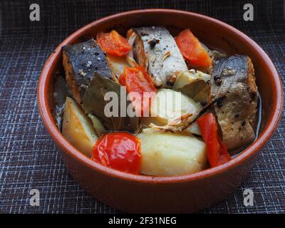 Ein Fischgericht mit Gemüse. Stockfoto