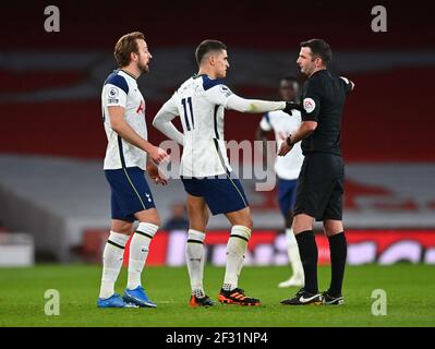 Schiedsrichter Michael Oliver (rechts) zeigt eine zweite gelbe und eine rote Karte an Erik Lamela (Mitte) von Tottenham Hotspur während des Premier League-Spiels im Emirates Stadium, London. Bilddatum: Sonntag, 14. März 2021. Stockfoto
