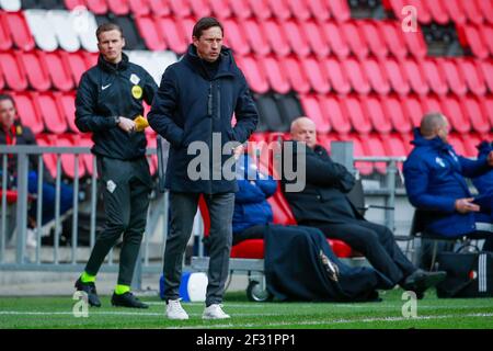 EINDHOVEN, NIEDERLANDE - MÄRZ 14: Trainer Roger Schmidt von PSV Eindhoven beim niederländischen Eredivisie-Spiel zwischen PSV Eindhoven und Feyenoord bei Phili Stockfoto