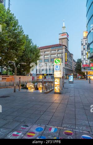 Stuttgart, 19. September 2020: Sonnenaufgang auf einer Straße im Zentrum von Stuttgart Stockfoto